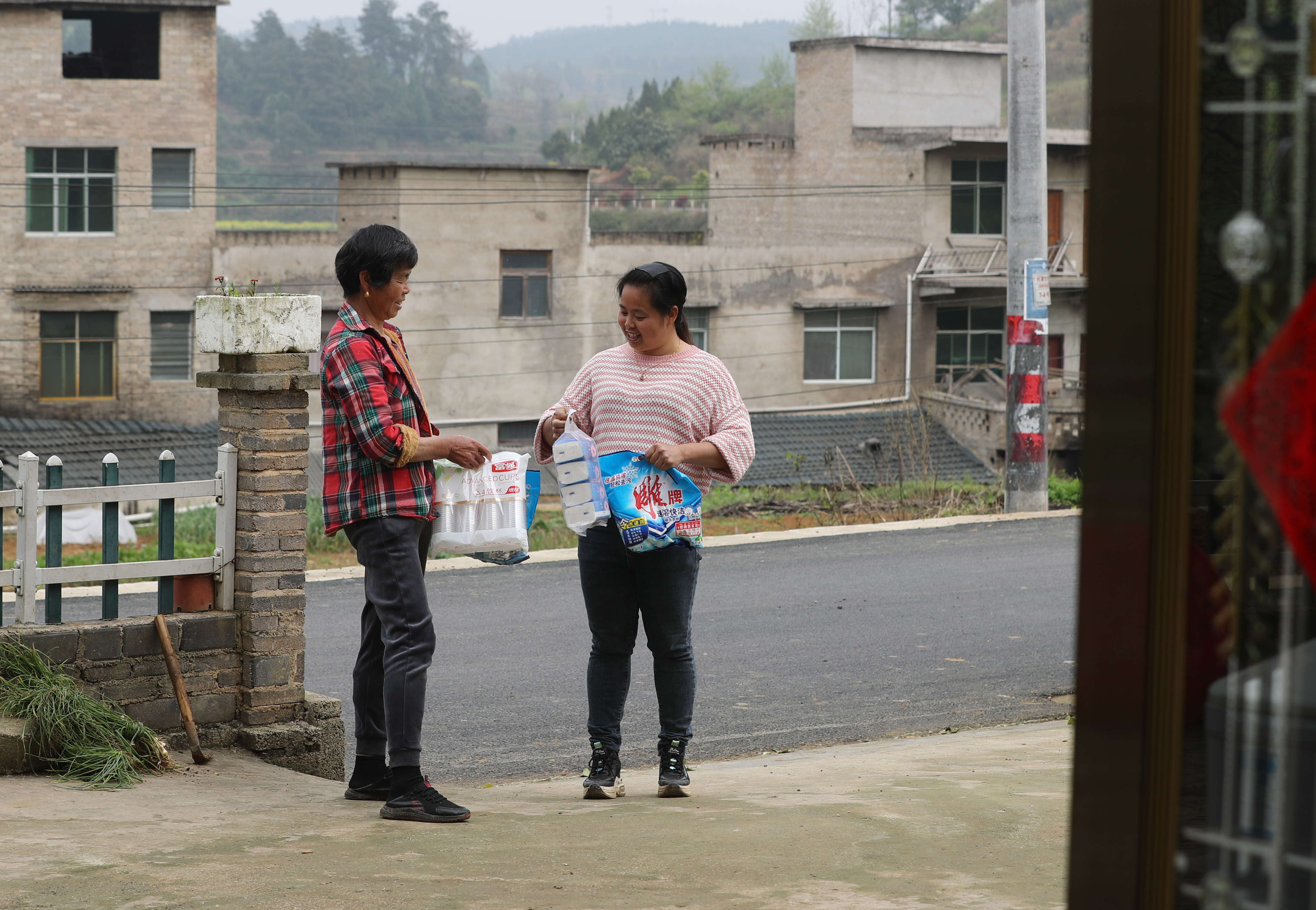 #(图片故事)贵州玉屏:“女货郎”送货记