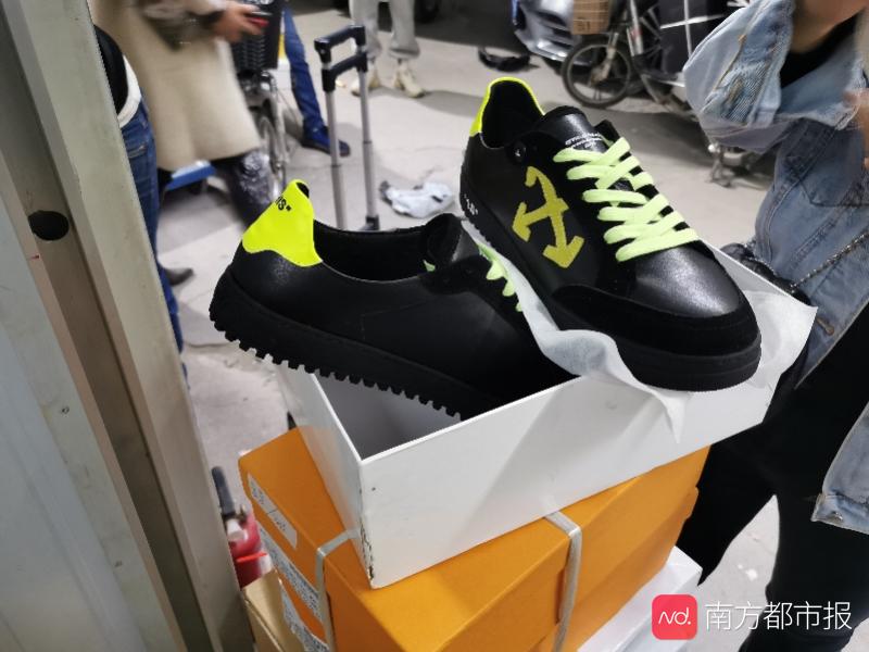 暗访假鞋鬼市,暗访30元假鞋鬼市