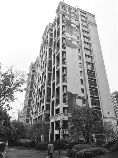 小区外立面掉落找谁,小区外墙脱落居民很担心