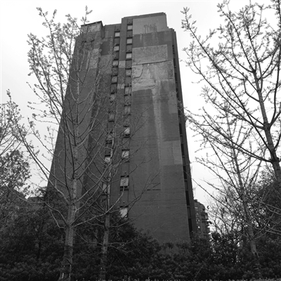 小区外立面掉落找谁,小区外墙脱落居民很担心