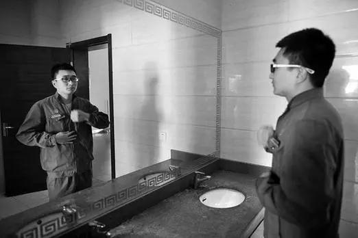 中国入殓师:被问工作就说是民政部门,摸着尸体像冰啤,化妆时逝者眼睛突然睁开