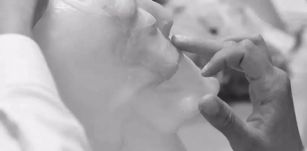 中国入殓师:被问工作就说是民政部门,摸着尸体像冰啤,化妆时逝者眼睛突然睁开