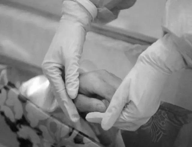 中国入殓师:被问工作就说是民政部门,摸着尸体像冰啤,化妆时逝者眼睛突然睁开