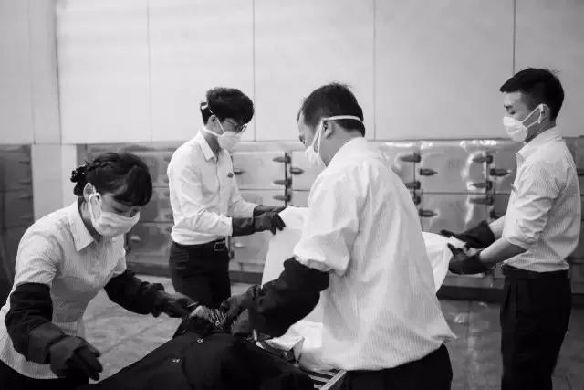 中国入殓师:被问工作就说是民政部门,摸着尸体像冰啤,化妆时逝者眼睛突然睁开