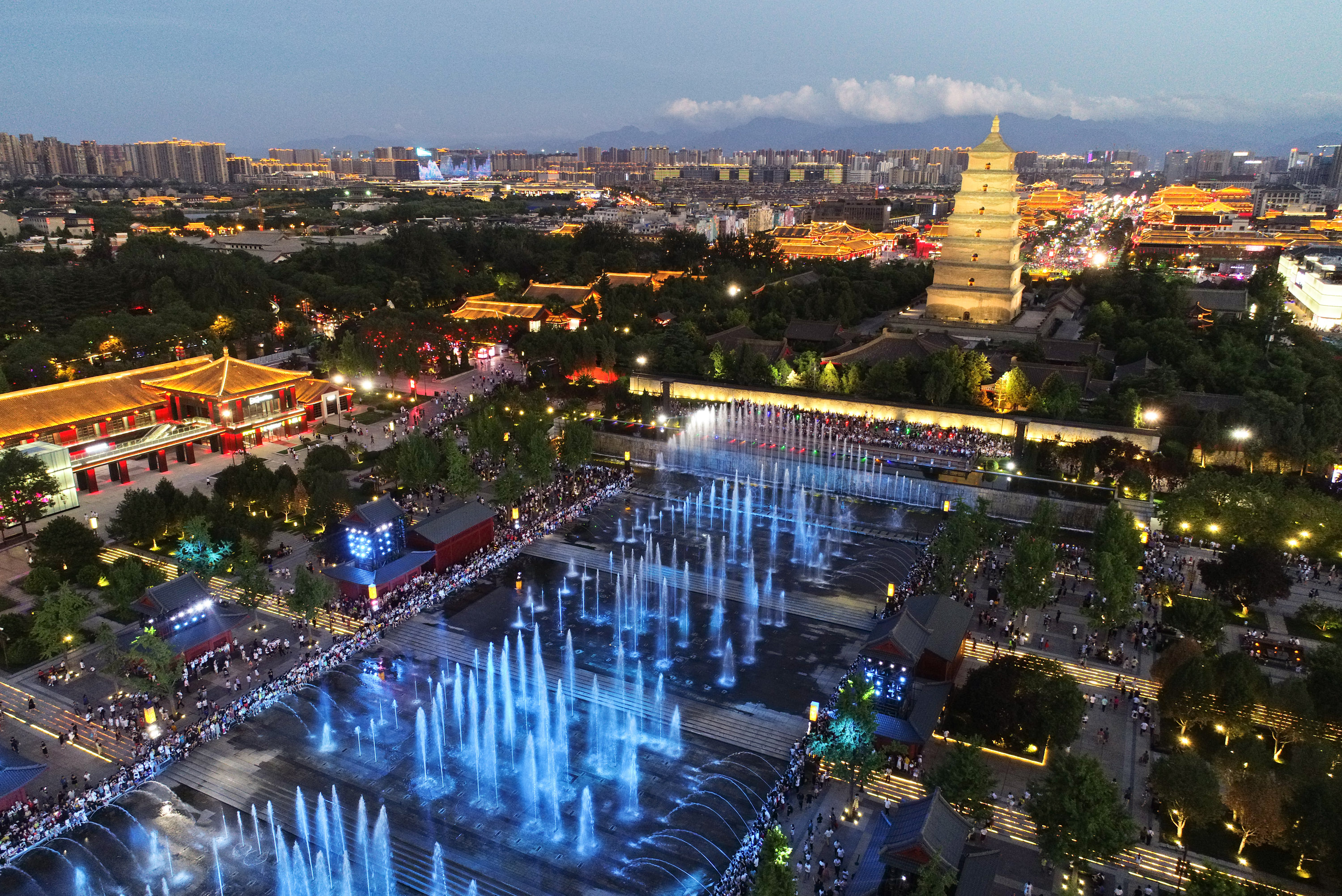 以正确方向推动文化繁荣,协调发展蕴含着丰富的文化