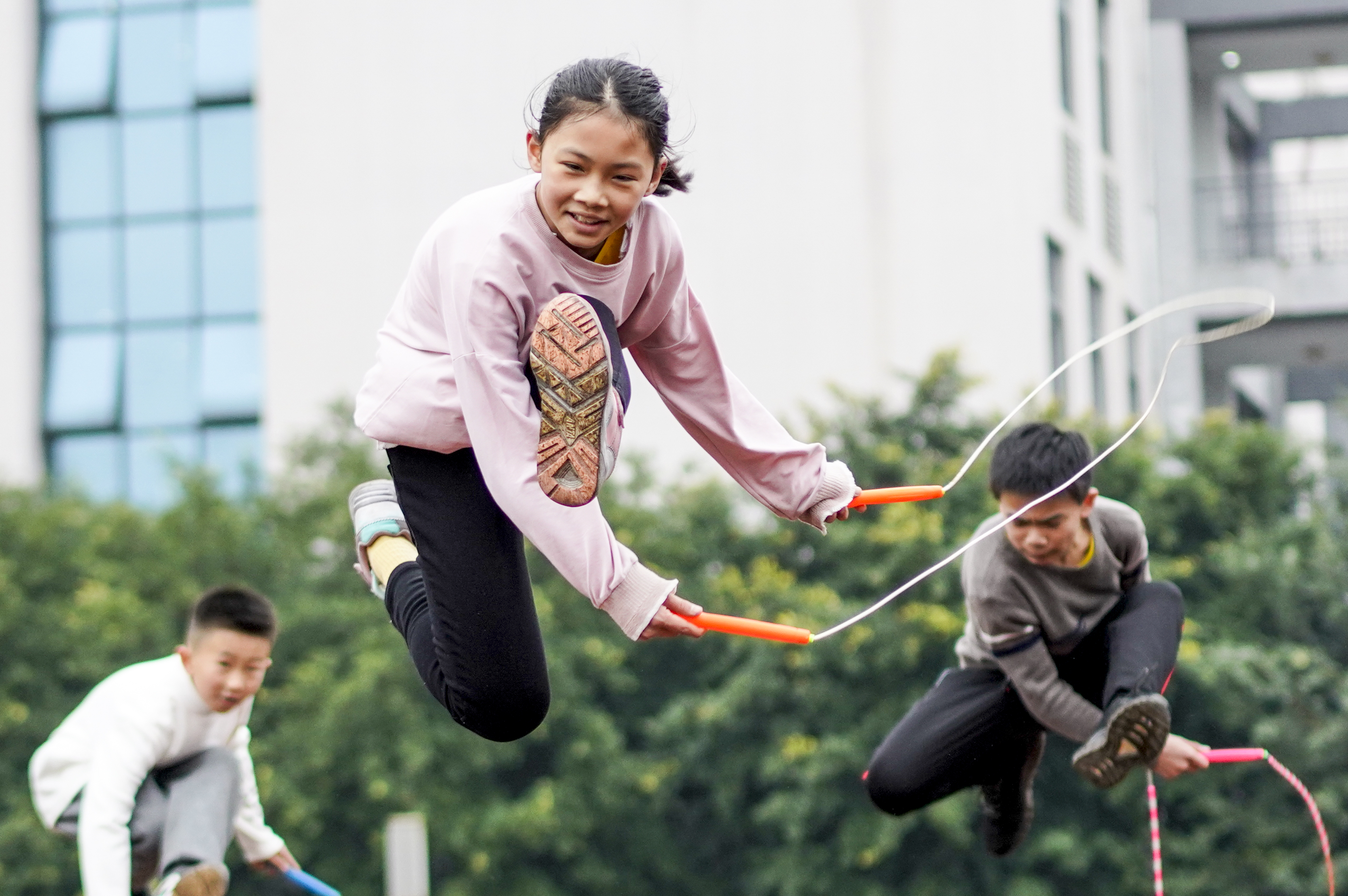 以正确方向推动文化繁荣,协调发展蕴含着丰富的文化