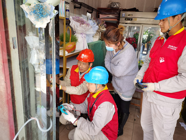 自来水管“来电”?电力工人查出冰柜“捣鬼”