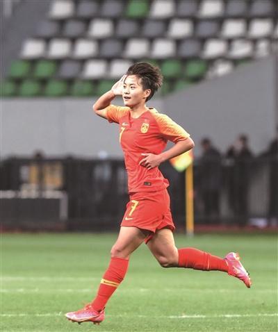 女足夺冠网友评论,女足夺冠中国男足发声