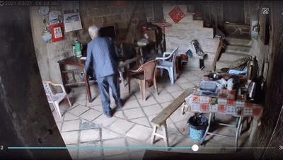 孙女和爷爷感动视频,孙女拍下95岁爷爷的一天