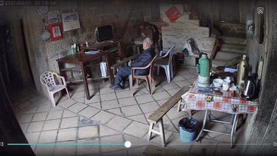 孙女和爷爷感动视频,孙女拍下95岁爷爷的一天