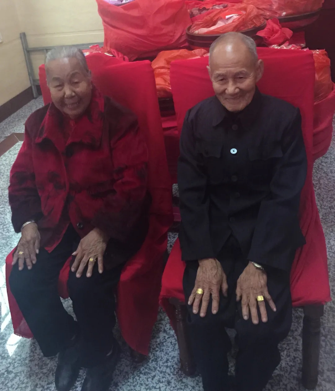 孙女和爷爷感动视频,孙女拍下95岁爷爷的一天