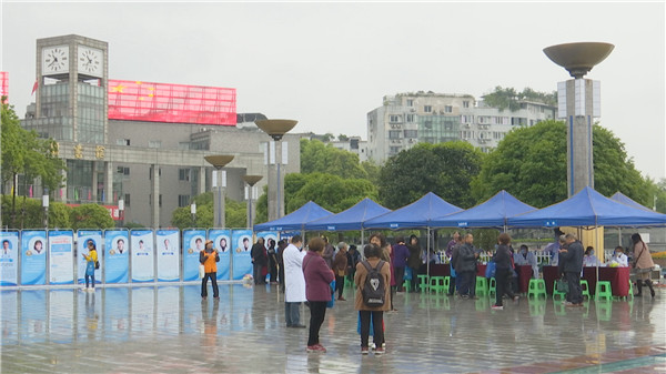 四川大学华西广安医院开展“关爱生命科学防癌”大型义诊活动