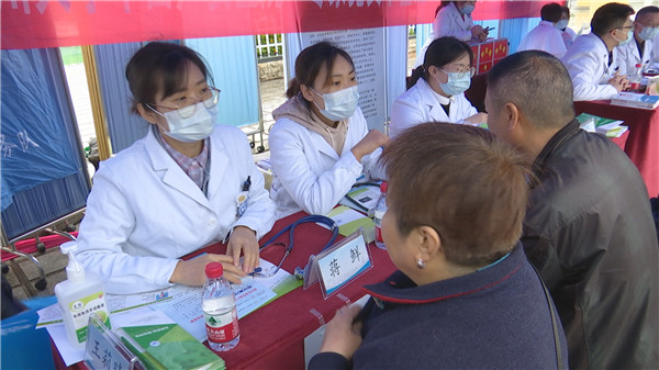 四川大学华西广安医院开展“关爱生命科学防癌”大型义诊活动