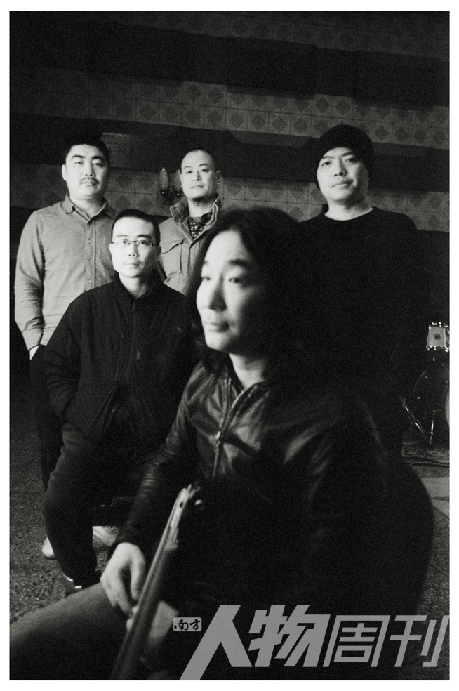 专访万能青年旅店，时代症候里的突围|封面人物