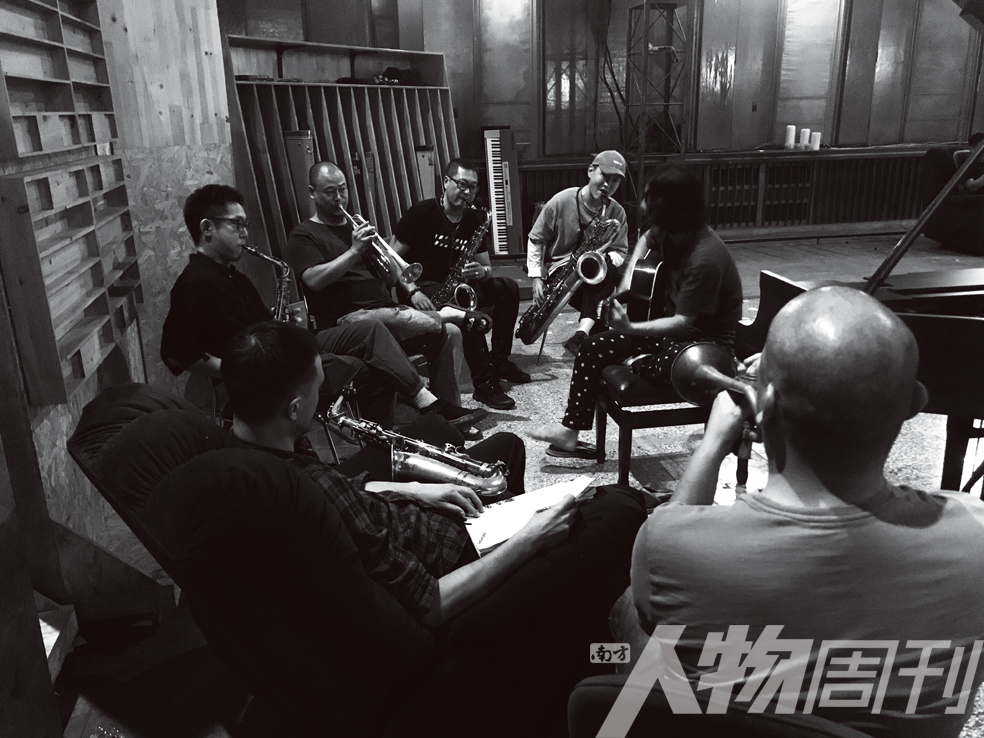 专访万能青年旅店，时代症候里的突围|封面人物