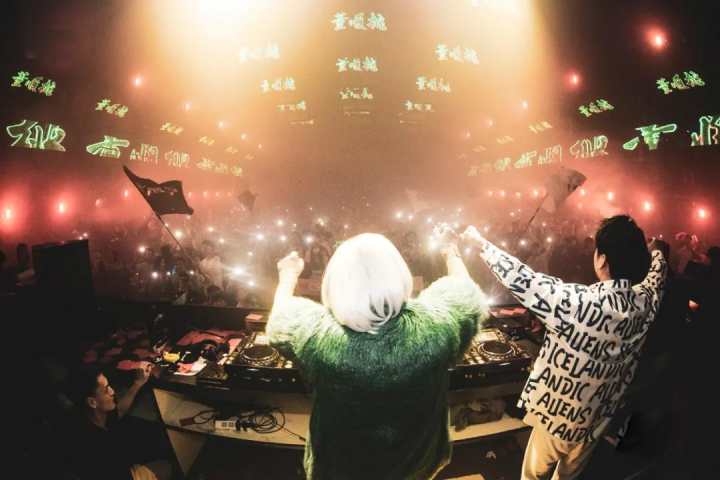 白天卖臭豆腐，晚上酒吧打碟，网红DJ奶奶的店开到了杭州，就在工联CC