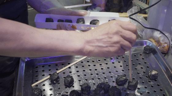 白天卖臭豆腐，晚上酒吧打碟，网红DJ奶奶的店开到了杭州，就在工联CC