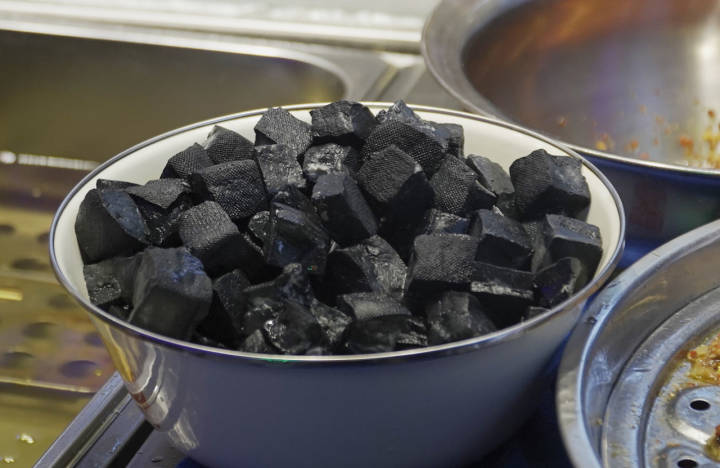 白天卖臭豆腐，晚上酒吧打碟，网红DJ奶奶的店开到了杭州，就在工联CC