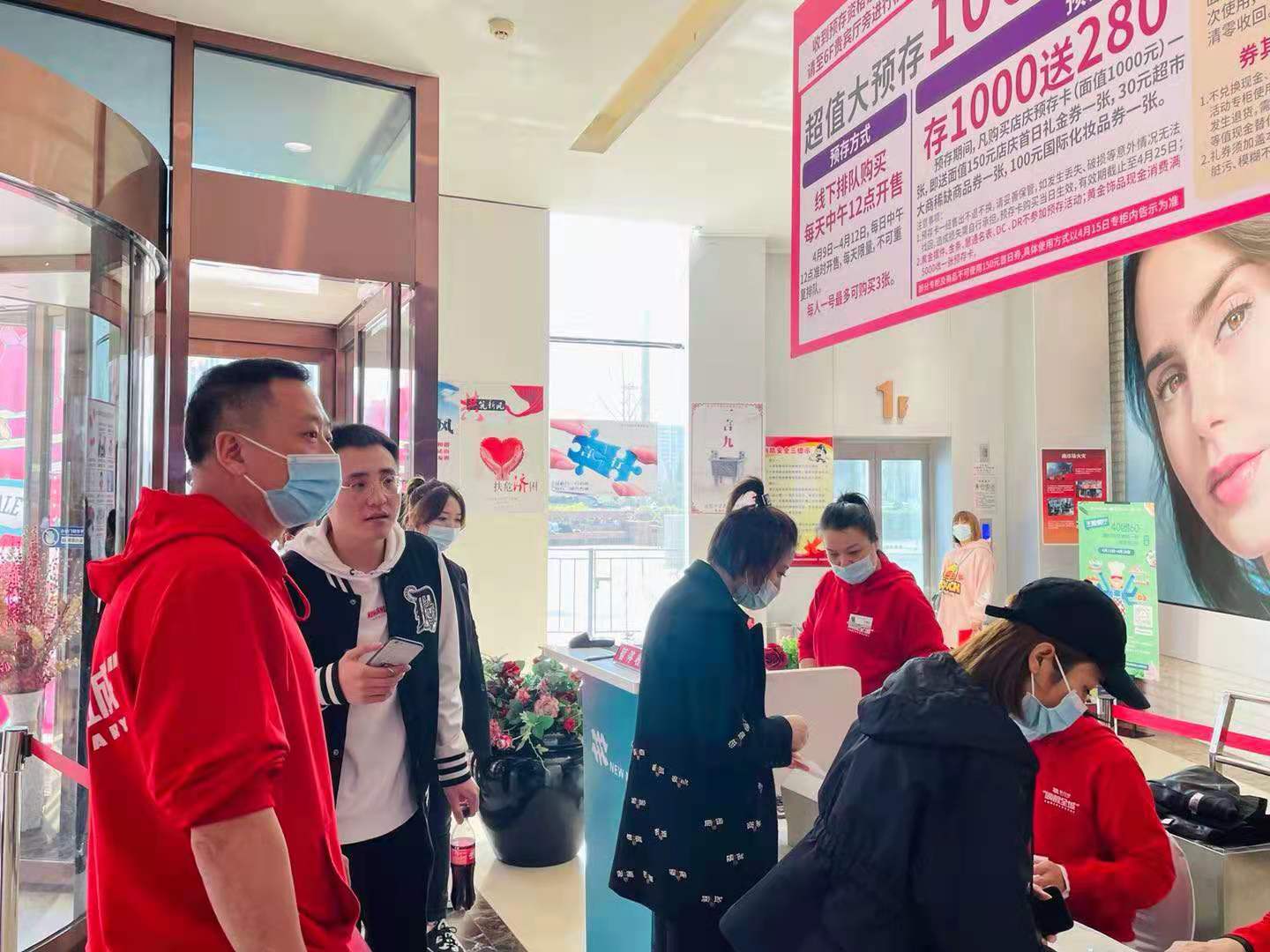 创新举措促进市民消费 (市民尽享优惠消费持续升温)