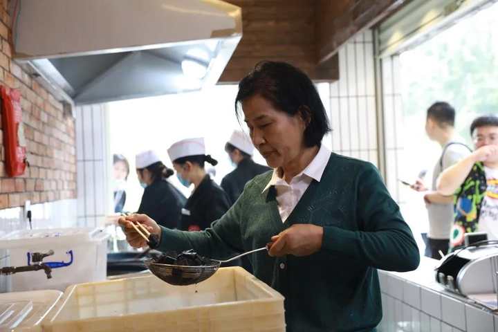 白天卖臭豆腐，晚上酒吧打碟，网红DJ奶奶的店开到了杭州，就在工联CC