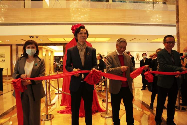 一家开业30年的宾馆为何要同时举办两场美术馆级别大展?