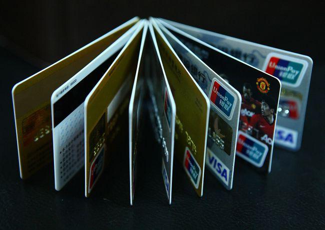 粉丝效应逆天，交行王一博主题信用卡单日申请20万张，监管警示明星代言风险