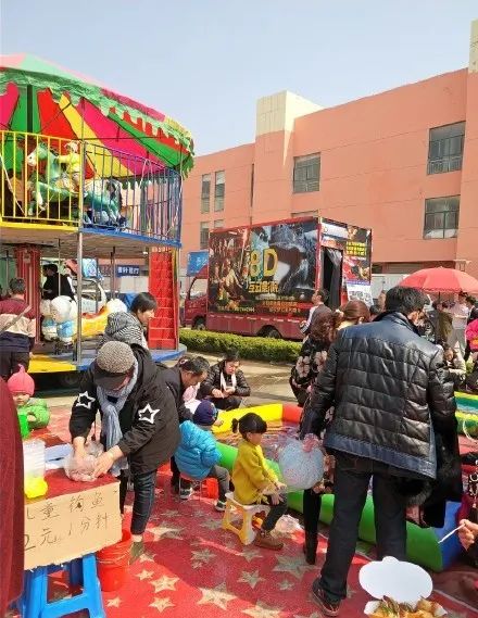 不是每个街头4D影院都会喷水