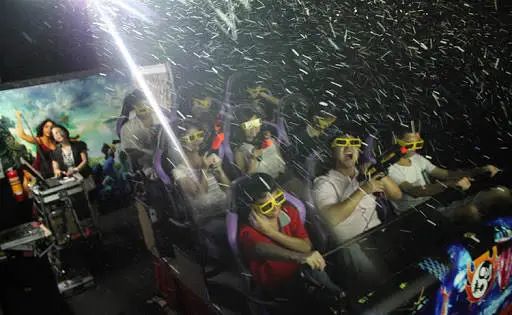 不是每个街头4D影院都会喷水