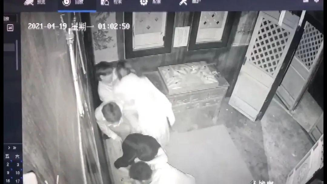 男子玩密室逃脱被鬼咬死,男子玩密室被员工咬