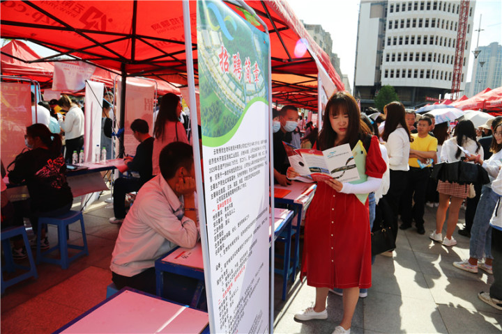 曲靖市高校毕业生春季大型专场招聘会在经开区举办达成初步就业意向1500余人