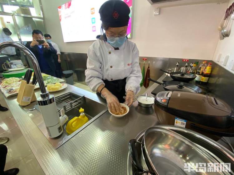 妈妈的味道!这所大学设公益厨房,学生下厨亲手做家乡菜