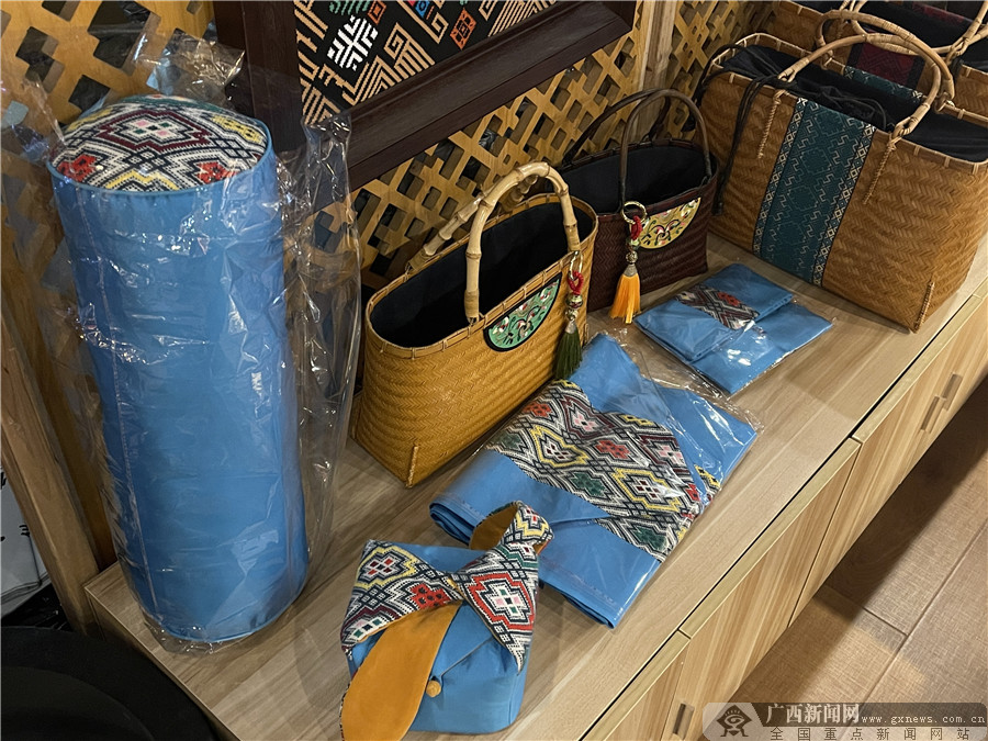 壮锦服饰,特色壮锦服饰视频