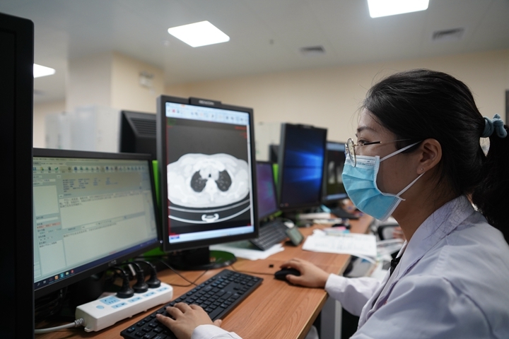 致敬劳动者点赞评论,向劳动者致敬为奋斗者点赞