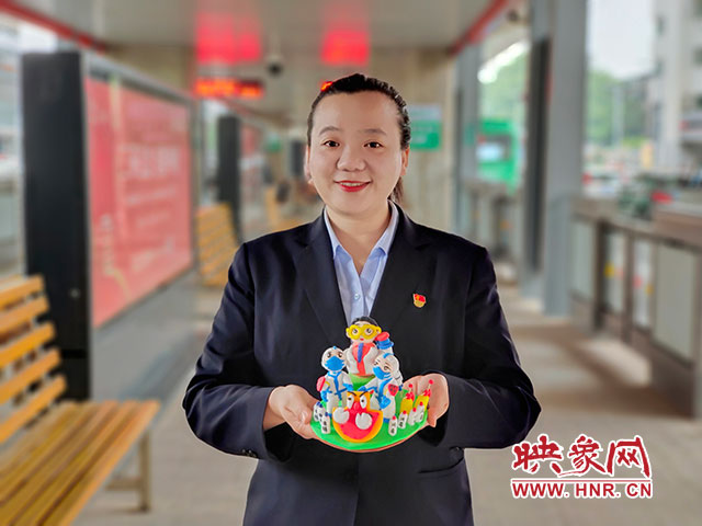 唐宫小姐姐“溜”进了郑州公交站台？站务长制作“唐小妹”赠乘客