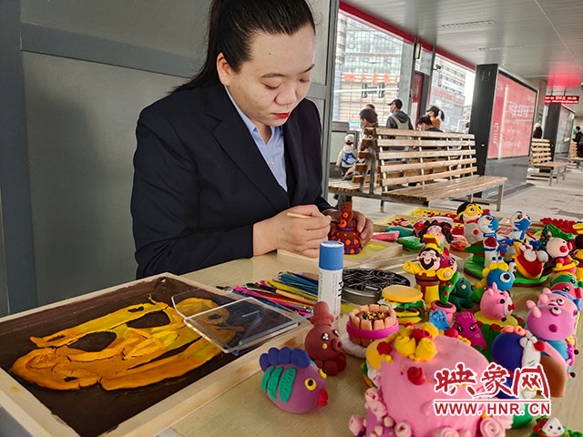 唐宫小姐姐“溜”进了郑州公交站台？站务长制作“唐小妹”赠乘客