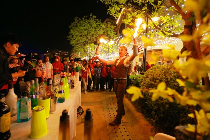 开街两天“收割”百万流量!这条酒吧街点亮岛城夜经济