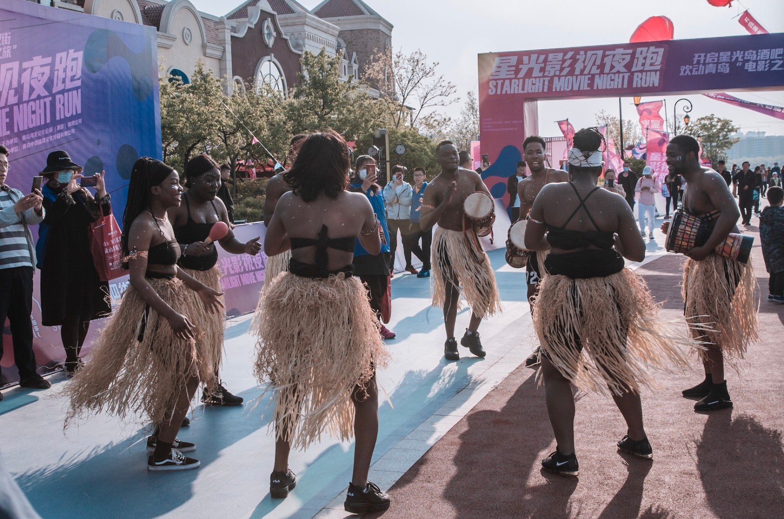 开街两天“收割”百万流量!这条酒吧街点亮岛城夜经济