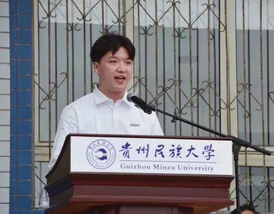 他是杂志约稿人毕业之后去支教