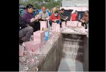 大量牛奶倒入水沟视频,白花花的牛奶倒掉