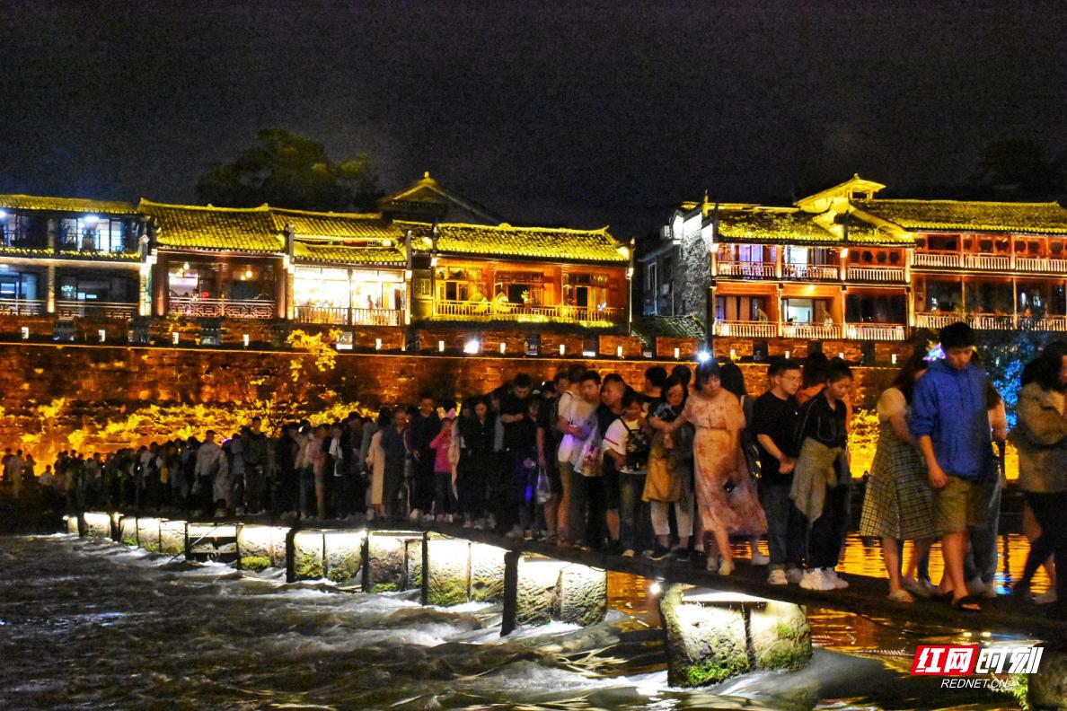 凤凰古城美丽迷人的夜景,美丽迷人的凤凰古城夜景