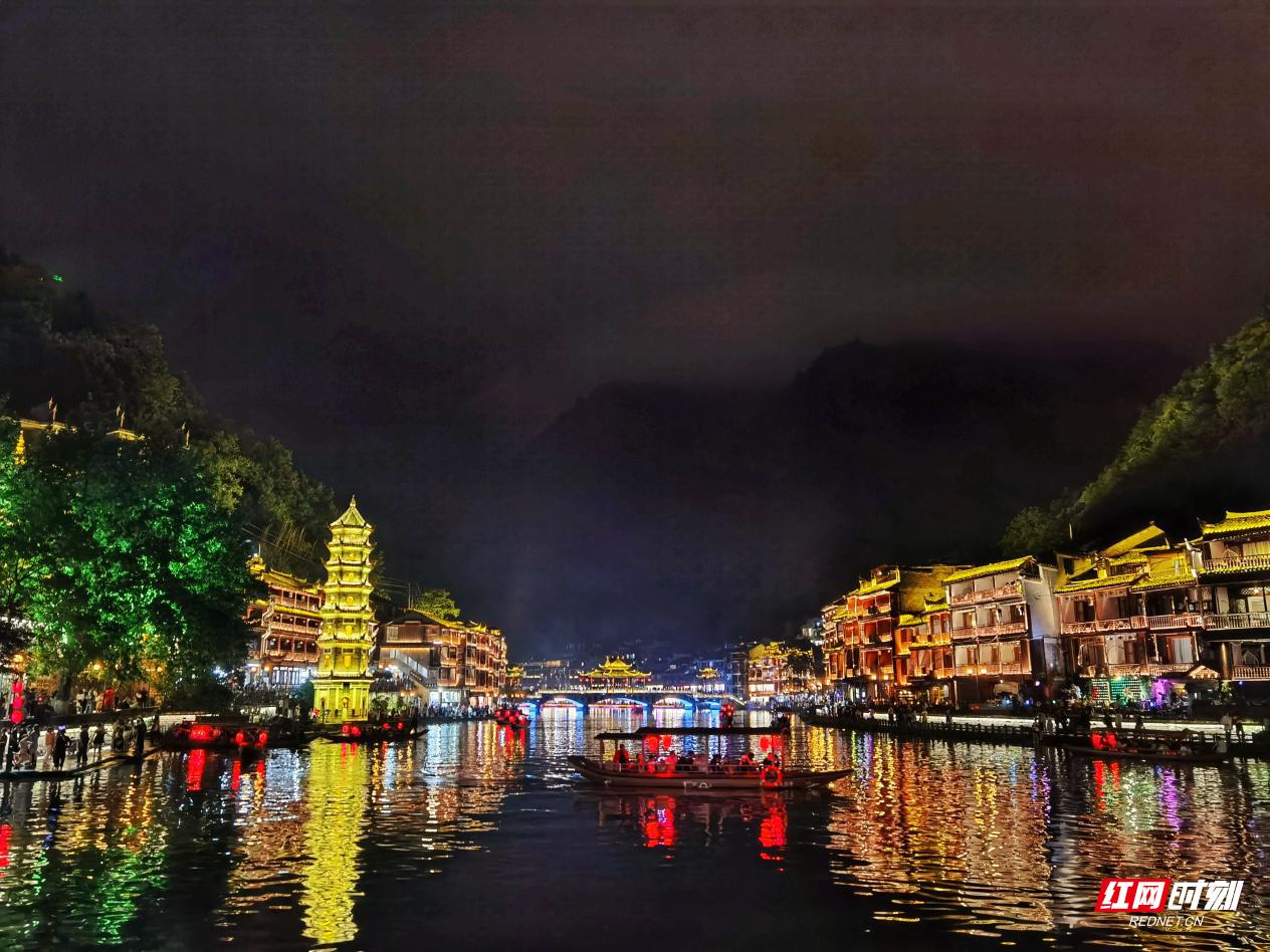 凤凰古城美丽迷人的夜景,美丽迷人的凤凰古城夜景