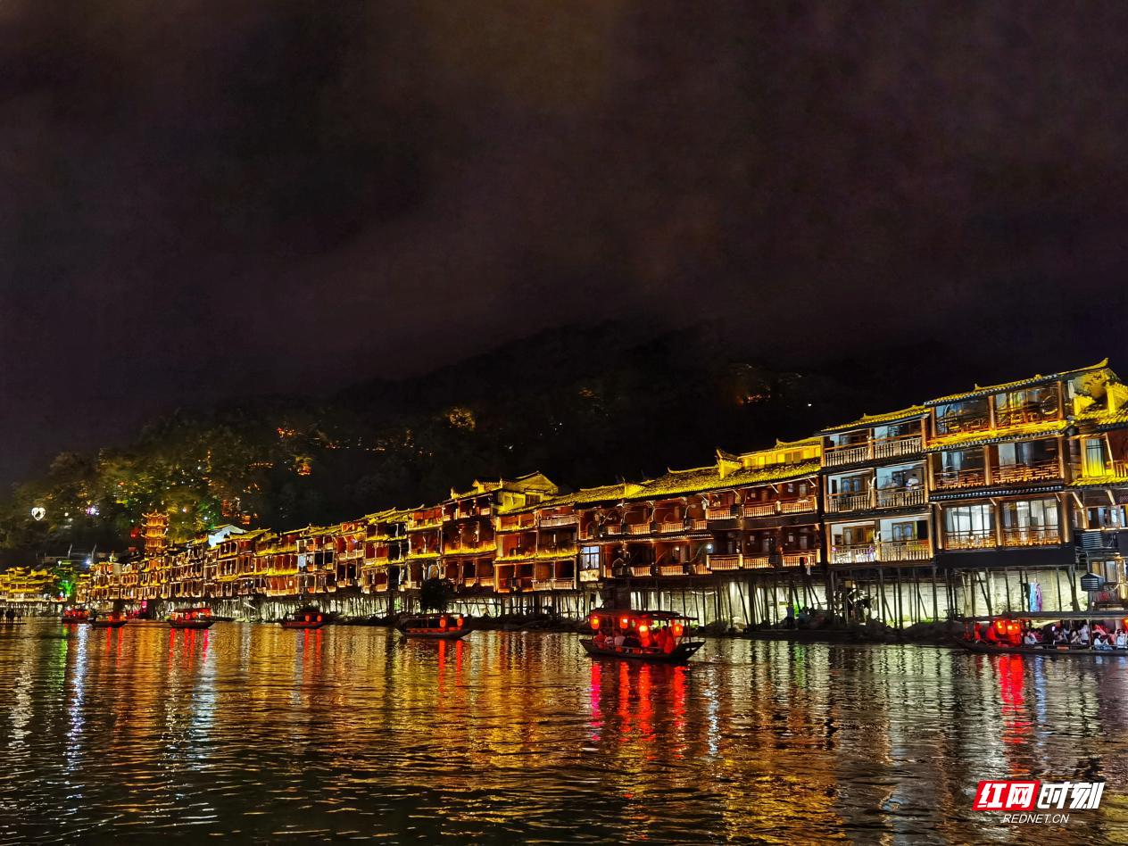凤凰古城美丽迷人的夜景,美丽迷人的凤凰古城夜景