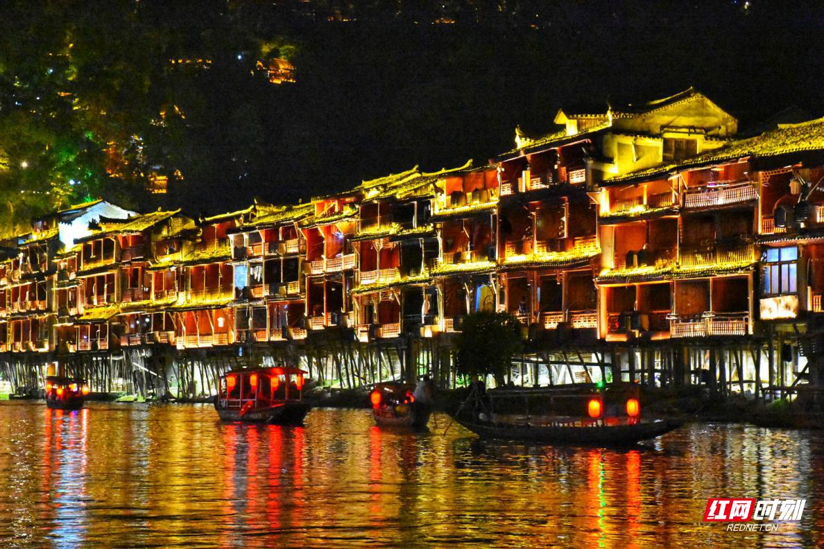 凤凰古城美丽迷人的夜景,美丽迷人的凤凰古城夜景
