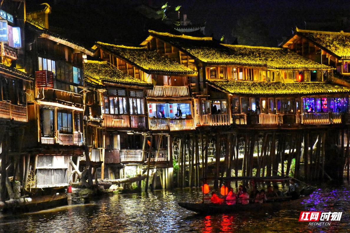凤凰古城美丽迷人的夜景,美丽迷人的凤凰古城夜景