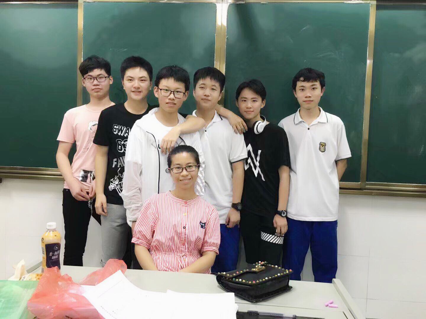 你好，*党**员张希！——记九江市同文中学优秀*党**员张希老师