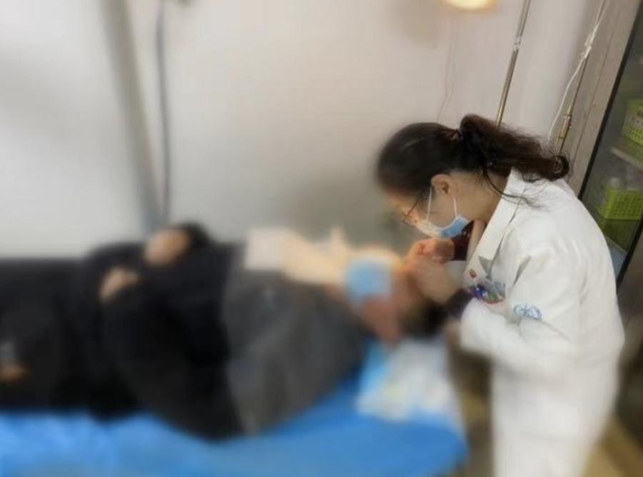 儿子误把502胶水滴眼睛,五岁男童502胶水滴在眼睛里