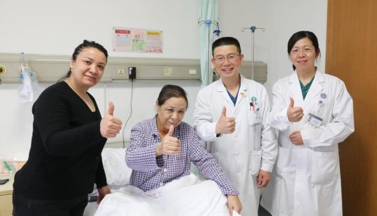 *疆新**大妈气管食管现“窟窿”上海寻医除顽疾