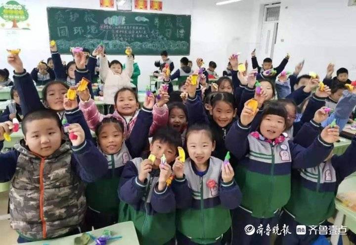 菏泽杏坛小学锦旗,送给教育机构的感恩锦旗