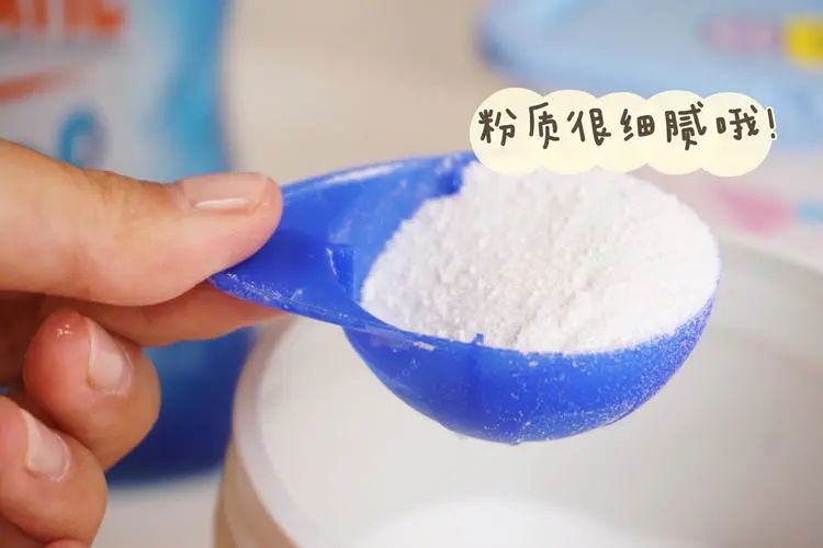 白色衣服用漂白水后变红怎么办,白色衣服黄了不要扔教你一招变白