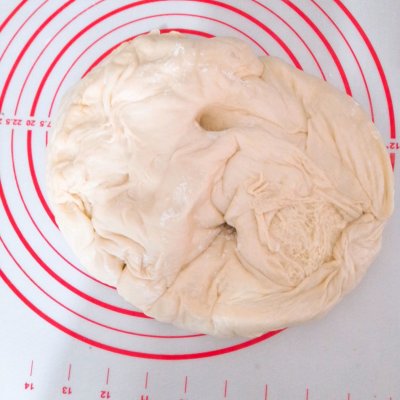 面包面团发酵过度怎么补救,已经发酵好的面团太硬怎么补救